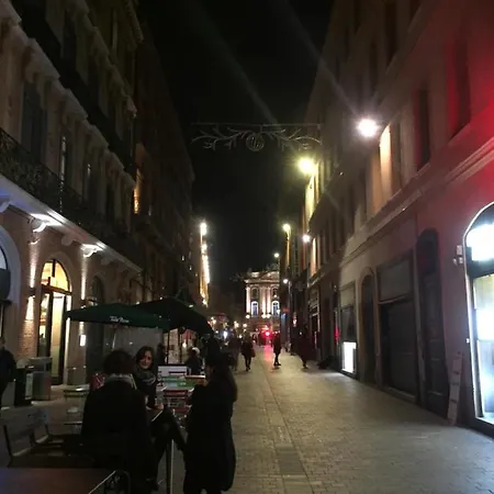 Au Pied Du Capitole-toulouse Centre-logement Jusqu'a 6 Personnes-parking Et Petit Dejeuner Inclus Διαμέρισμα Τουλούζη